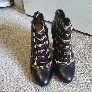 Louboutin attroupa booties